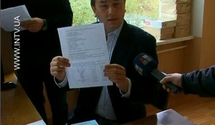 "Вот таких сволочей набрали в ОИК," - в Обухове обнаружили документы с результатами предстоящего голосования. ВИДЕО