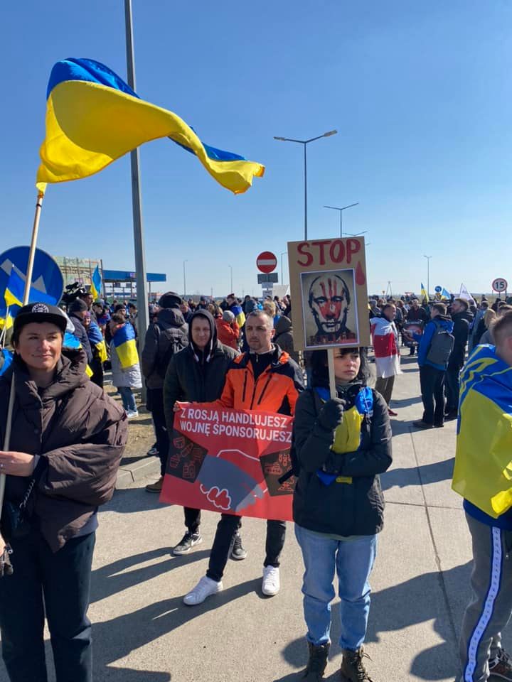 Активісти поновили блокаду російських та білоруських фур на польському кордоні: черга з вантажівок розтяглася вже на 22 кілометри 10