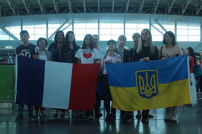 Діти загиблих українських вояків вирушили до Франції 01