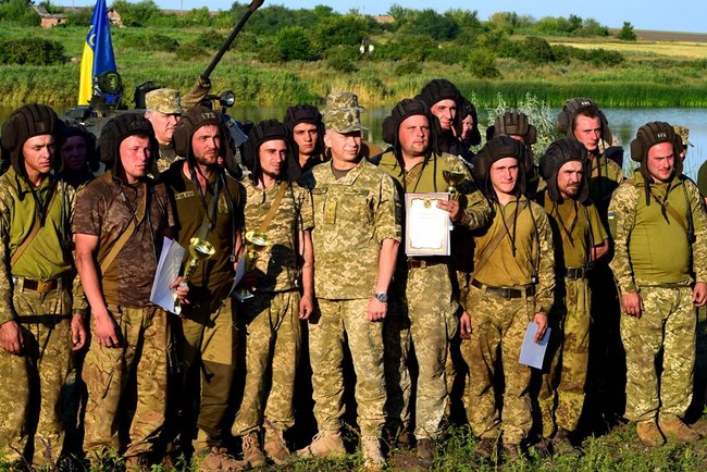 Экипажи БМП соревновались в Донецкой области 25