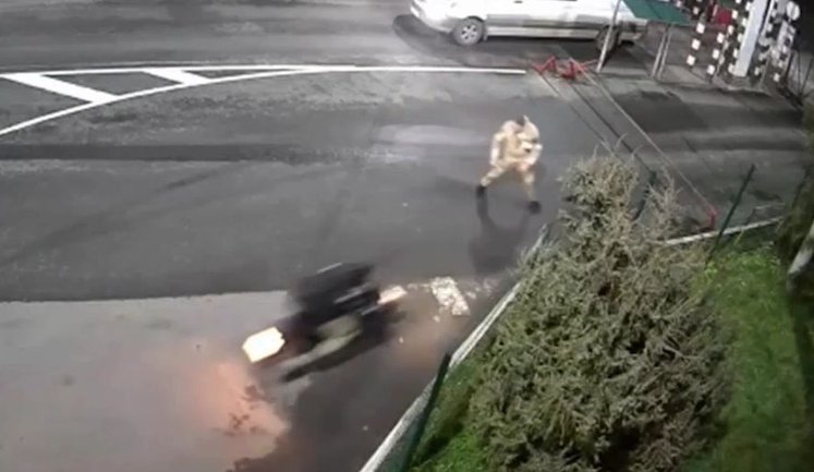 Мужчина на мотоцикле пытался прорваться в Румынию. ВИДЕО