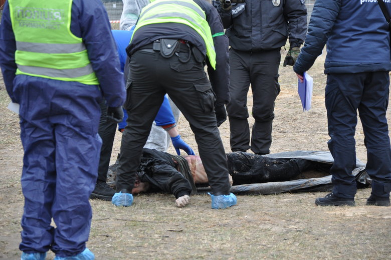 В Бучі ексгумують з братської могили тіла вбитих росіянами мирних жителів: Майже всі з вогнепальними пораненнями, деякі із завязаними руками та ногами 16