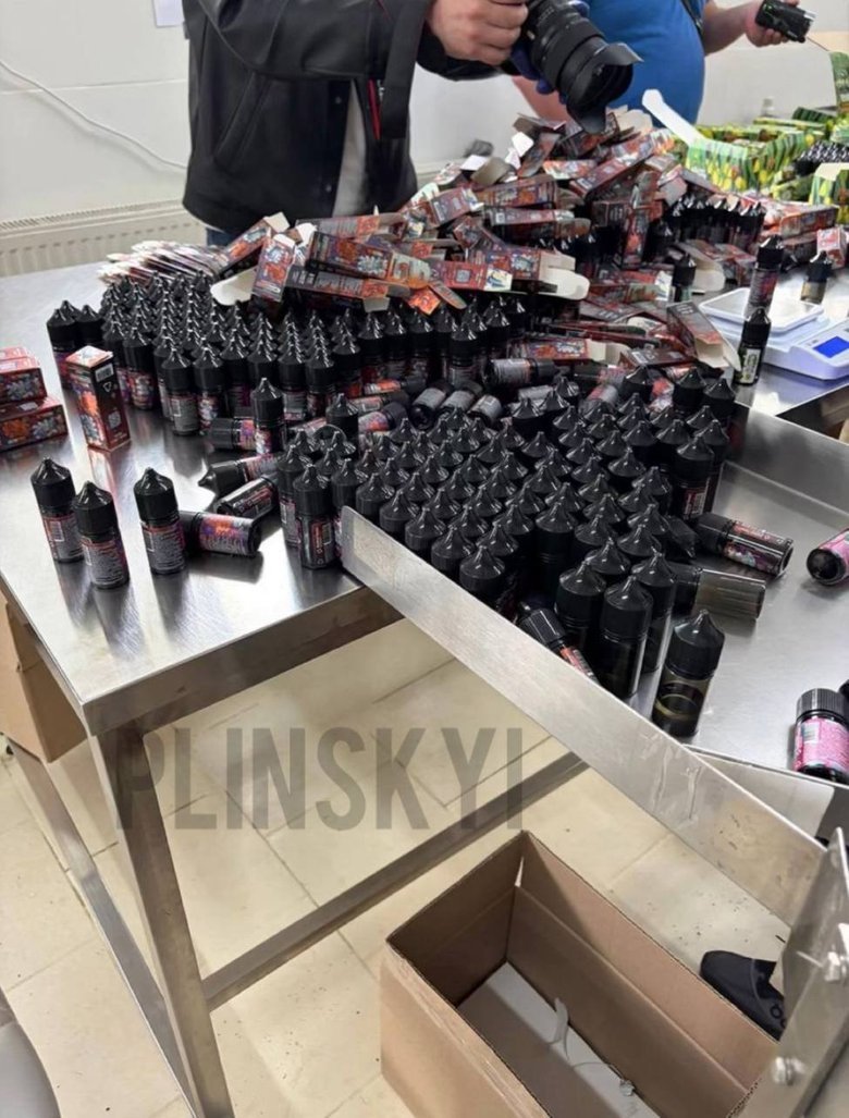 Відбуваються масові обшуки в магазинах електронних сигарет і вейпів