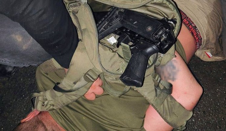 Чоловік відкрив стрілянину з автомата біля ТЦК на Хмельниччині: його затримано