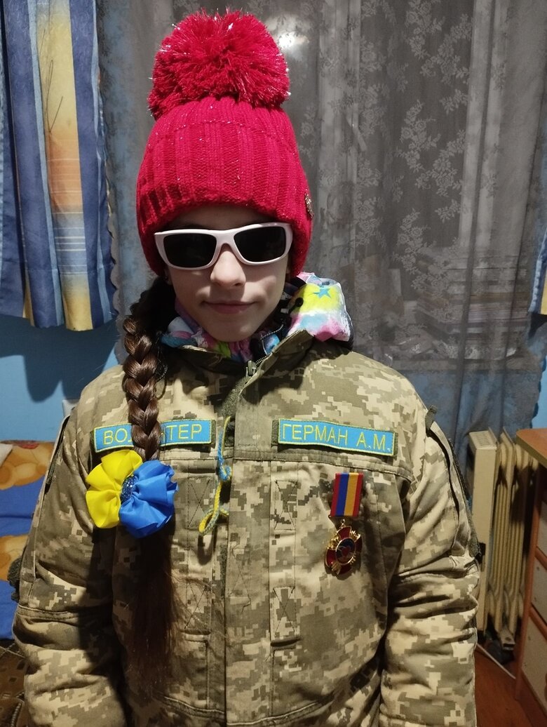 Незрячая школьница на Львовщине собрала ₴2 миллиона для ВСУ: пела на улице и в церквях 06