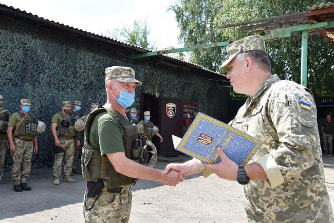 Отличиями Минобороны награждено более тысячи украинских воинов, - штаб ООС 01