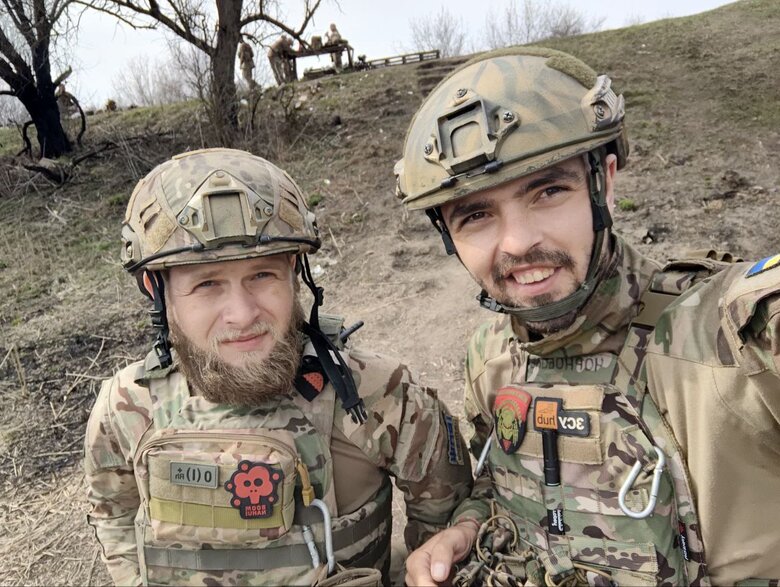 Піхотинець Віктор Чонговай: Якби в мене не було сім’ї, я б сів на візок, в якому переміщуюсь, позаду ще один причепив, наклав би туди патронів, взяв автомата і їхав би за своїм командиром 05