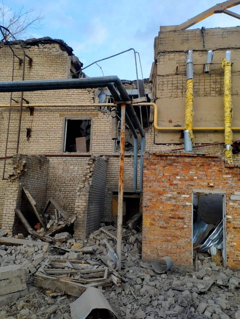 Унаслідок обстрілу Херсонщини пошкоджено житлові будинки, церкву, гуртожиток, навчальний заклад та зерносховище 07