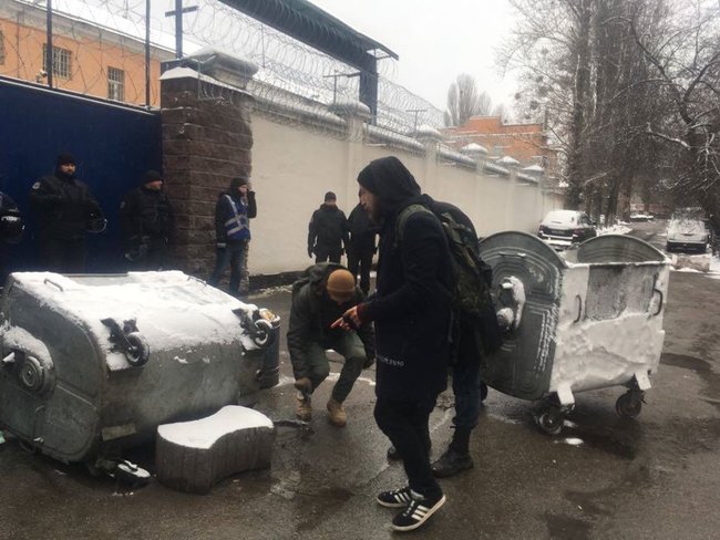Активісти розібрали барикади під Лукянівським СІЗО 04