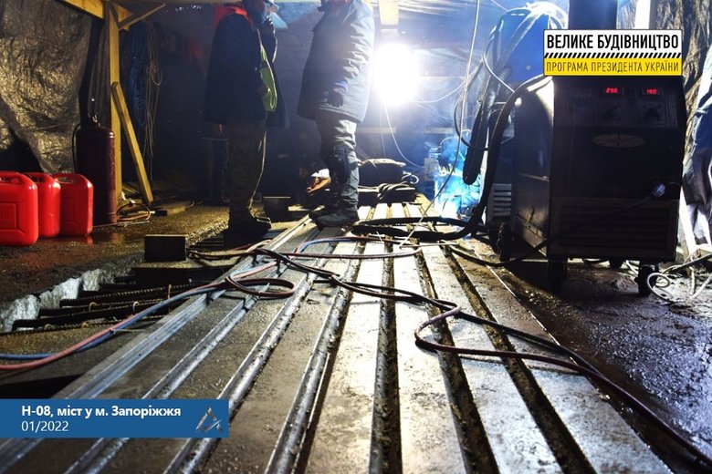 На запорізькому мосту через Дніпро монтують деформаційні шви, - Укравтодор 01