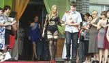 Выпускной-2012: девушки в нижнем белье, парни - в женских фартуках. ФОТОрепортаж