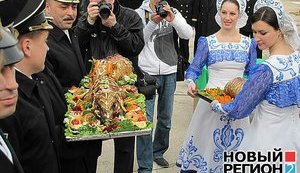 "Путин решил показать, кто в доме хозяин": российские корабли в Севастополе встречали под русскими флагами и в кокошниках. ФОТОрепортаж