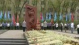В Луганске День победы встретили без государственных флагов: Партия регионов сама вправе определять под какими флагами праздновать. ВИДЕО.
