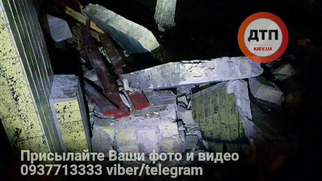 Легковушка в Киеве влетела в остановку 03