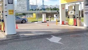 Россиянин потратил последний бензин на поиски топлива, но оставил машину на АЗС и уехал домой. ВИДЕО