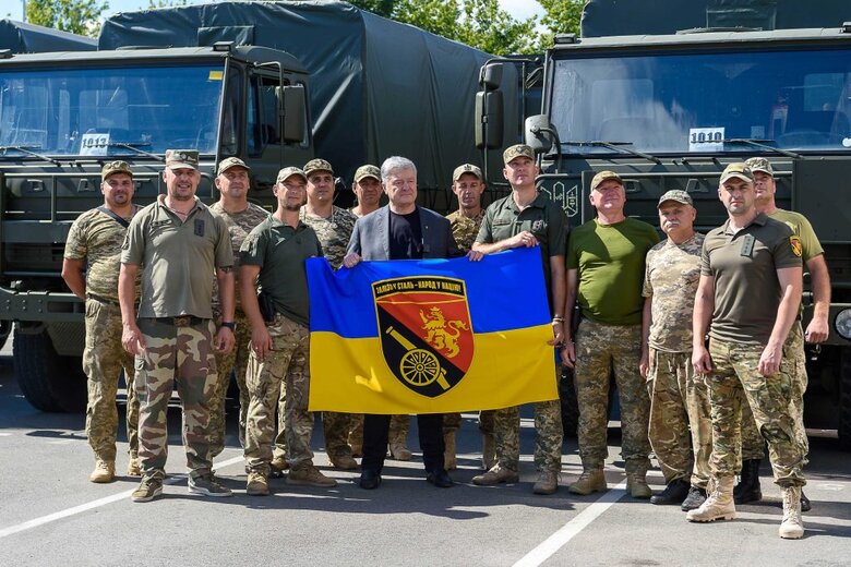 45-та артилерійській бригада отримала 4 вантажівки DAF та 4 лазне-пральних комплекси 01