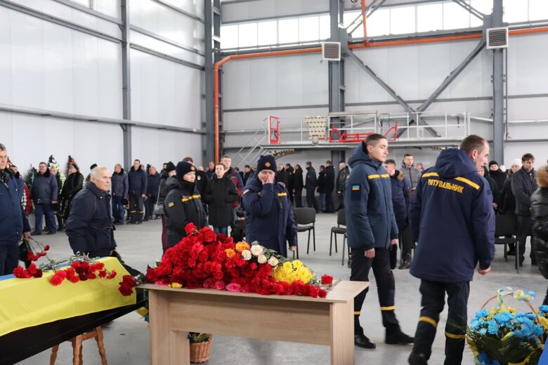 У Ніжині попрощалися з екіпажем, який загинув у авіакатастрофі в Броварах 01