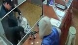 Двое вооруженных мужчин ограбили ювелирный магазин в Черновицкой области. ВИДЕО камер наблюдения