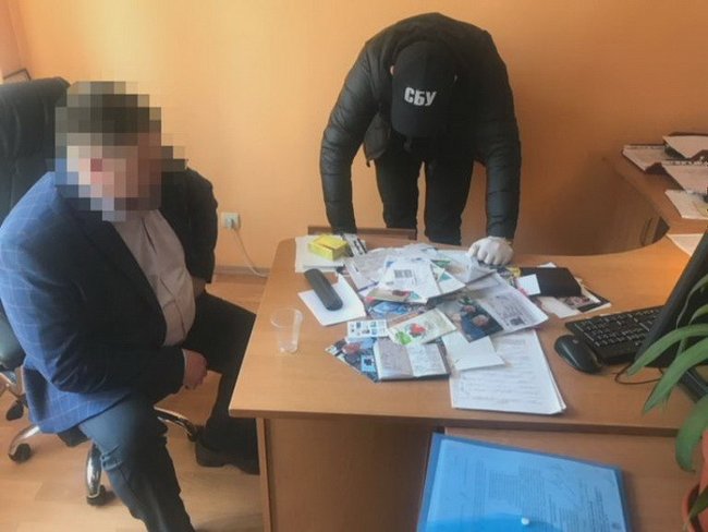 Начальник райотдела Госмиграции задержан на Днепропетровщине на взятке 3 тыс. долл. за содействие в снятии ареста с имущества, - СБУ 03