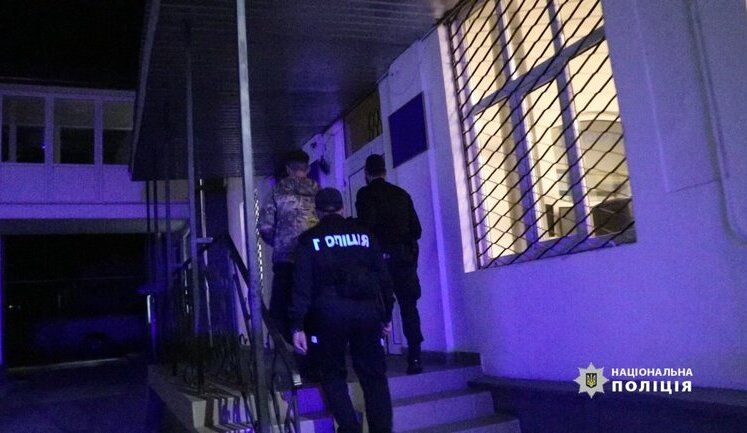 В Ивано-Франковске задержаны трое мужчин, избившие военного, - Нацполиция. ВИДЕО+ФОТО