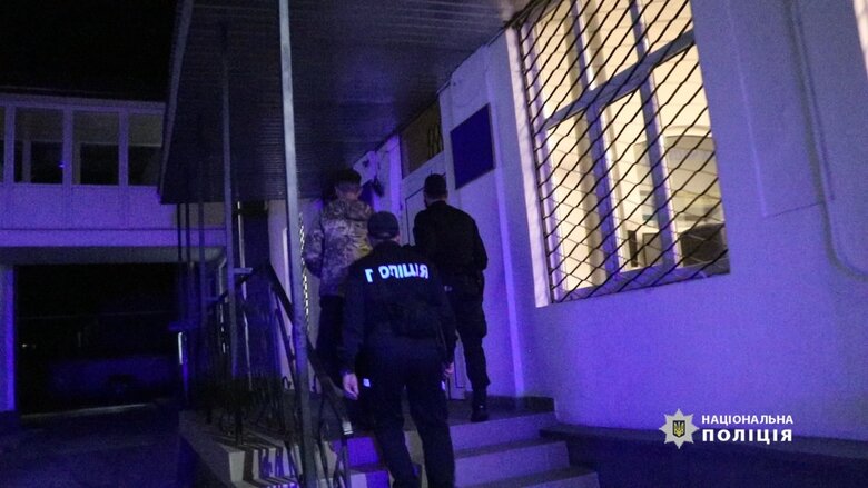 У Івано-Франківську троє чоловіків побили військового. Поліція затримала нападників