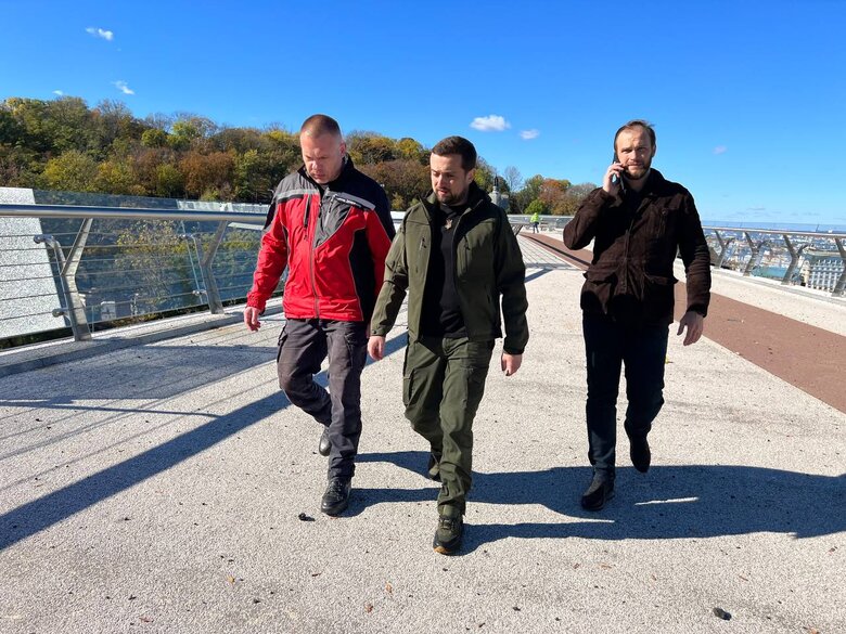 Наслідки ракетних обстрілів пішохідного мосту в центрі Києва 01