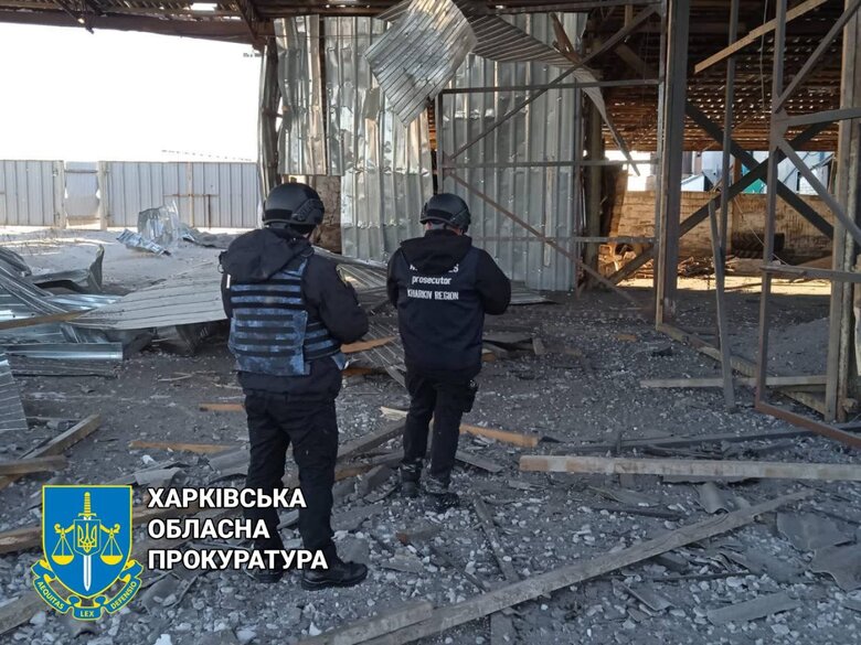 В результате обстрела оккупантами с. Вильховатка на Харьковщине повреждены дома, здания агропредприятия и сельхозтехника 05
