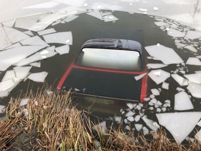Автомобіль із водієм провалився під лід в Одеській області 02