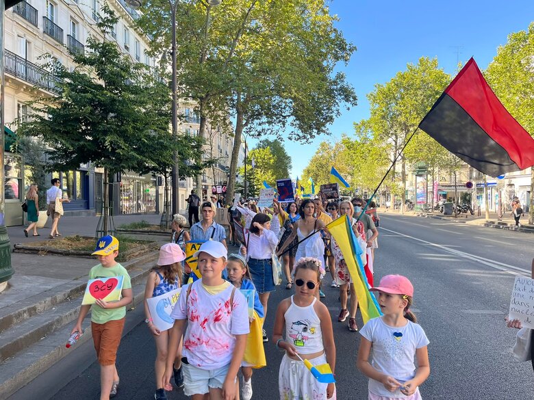 Хода на підтримку України відбулася в Парижі 05