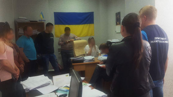 Государственный исполнитель в Харькове попался на взятке в $500 01 Государственный исполнитель в Харькове попался на взятке в $500 01