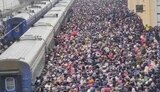 Тысячи людей ждут эвакуации на харьковском вокзале. ФОТО
