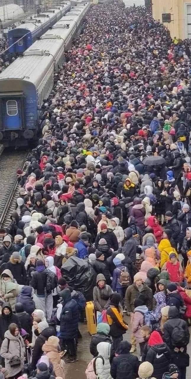 Тисячі людей чекають на евакуацію на харківському вокзалі 01