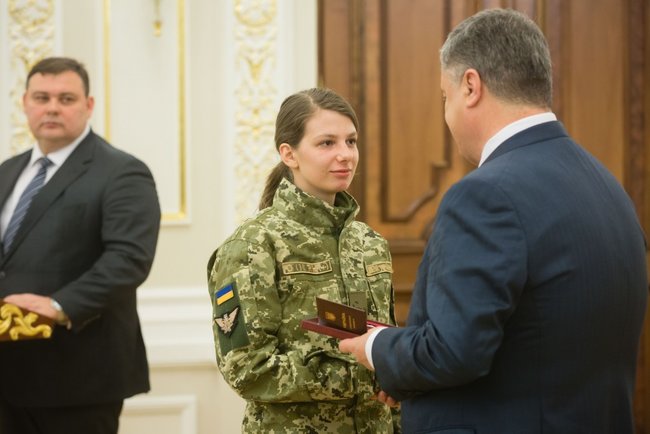 Порошенко наградил женщин-военнослужащих, принимавших участие в АТО 03