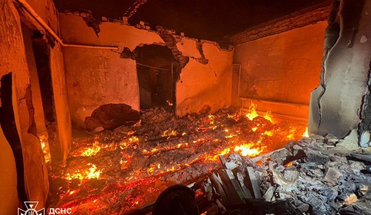 Ворог вдарив дроном по Куп’янщині: з-під завалів вилучили тіло загиблого чоловіка. ФОТОрепортаж