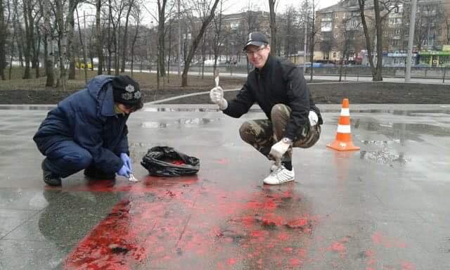 Активісти відмили київський памятник поетесі Телізі, розмальований вандалами 01 Активісти відмили київський памятник поетесі Телізі, розмальований вандалами 01