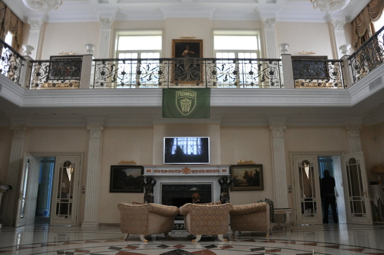 Штаб військових медиків Першого добровольчого мобільного шпиталю в маєтку Пінчука 16