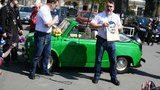 Януковичу вручили 16 лимонов: "Надеюсь он начнет писать и стихи". ФОТО