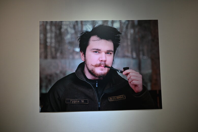 Выставка фотографий добровольца Владимира Миронюка (Джона), погибшего под Курдюмовкой в сентябре 2023 года 09