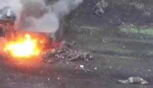 Тіла ліквідованих російських штурмовиків валяються біля палаючої "буханки" на Покровському напрямку. ВIДЕО
