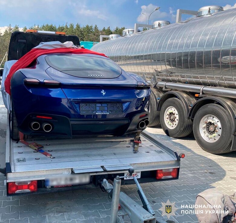 Экс-чиновник помог россиянину ввезти Ferrari Roma