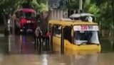 Потоп в Одесі: Пасажири залишають маршрутку по пояс у воді. ВIДЕО