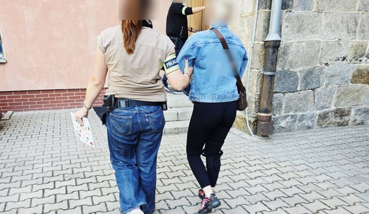 Напад на двох 13-річних українок у Польщі: жінці загрожує понад 7 років позбавлення волі