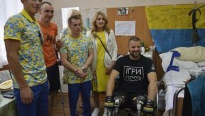 Українські олімпійці відвідали поранених воїнів АТО. ФОТОрепортаж