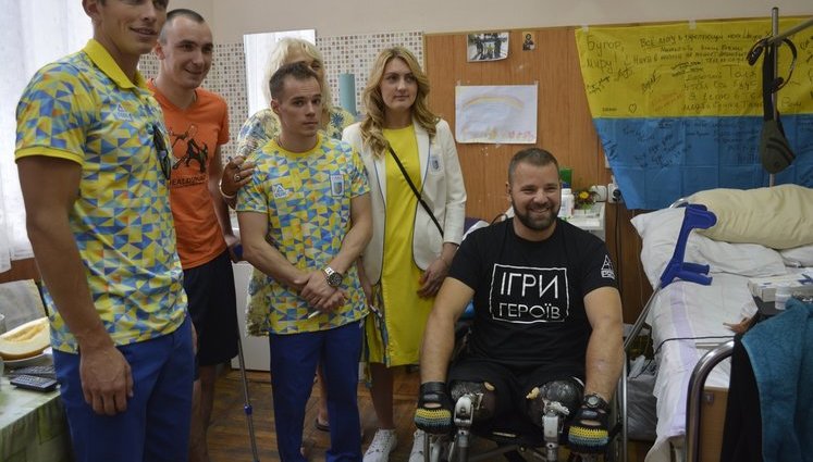 Українські олімпійці відвідали поранених воїнів АТО. ФОТОрепортаж