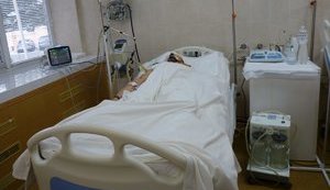 Раненый 6 февраля 25-летний военнослужащий пошел на поправку, но все еще в реанимации, - Рыженко. ФОТО