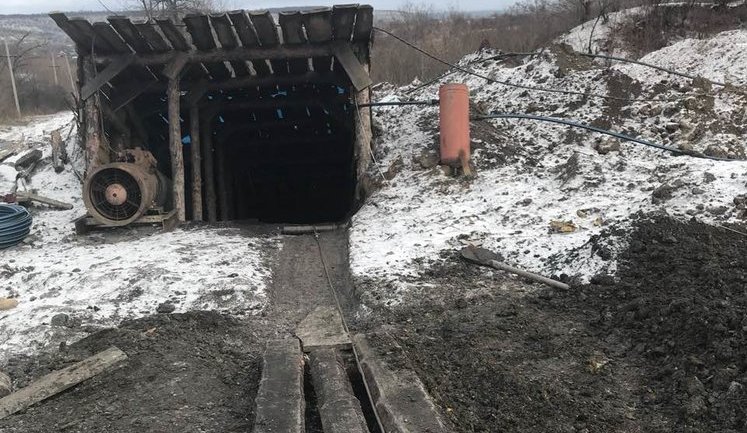 На Луганщине налоговики и полиция пресекли незаконную добычу угля в шахте-копанке. ФОТОрепортаж