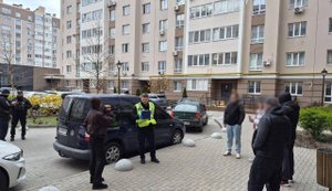 Поліція Києва затримала чоловіка, який вчинив стрілянину у Святошинському районі. ФОТО