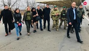 Гончарук и Коляда посетили КПВВ в Новотроицком: "Быстрая работа, отсутствие очередей и неудобств". ФОТО