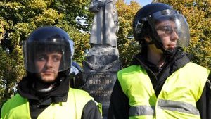 Поліція запобігла пошкодженню радянських пам'ятників у Маріїнському парку, - Крищенко