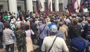 Штовханина біля Ради: могло бути й гірше